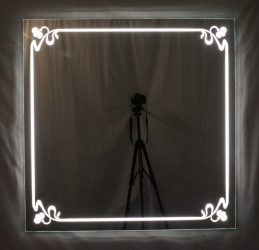 világító tükör 60 x 60 cm LED világítással szecessziós mintával, kapcsolóval