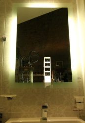 világító tükör 112 x 86,5 cm 3 rejtett fénycsíkkal kétoldalt és felül